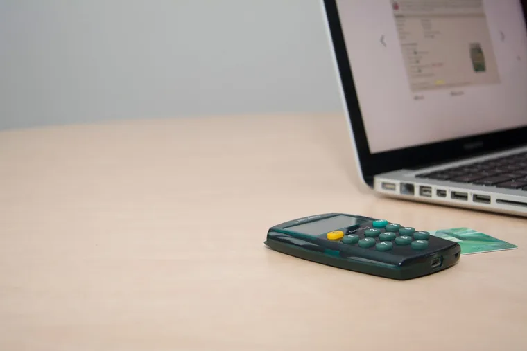 Charge Card vs Credit Card: What Is the Difference?