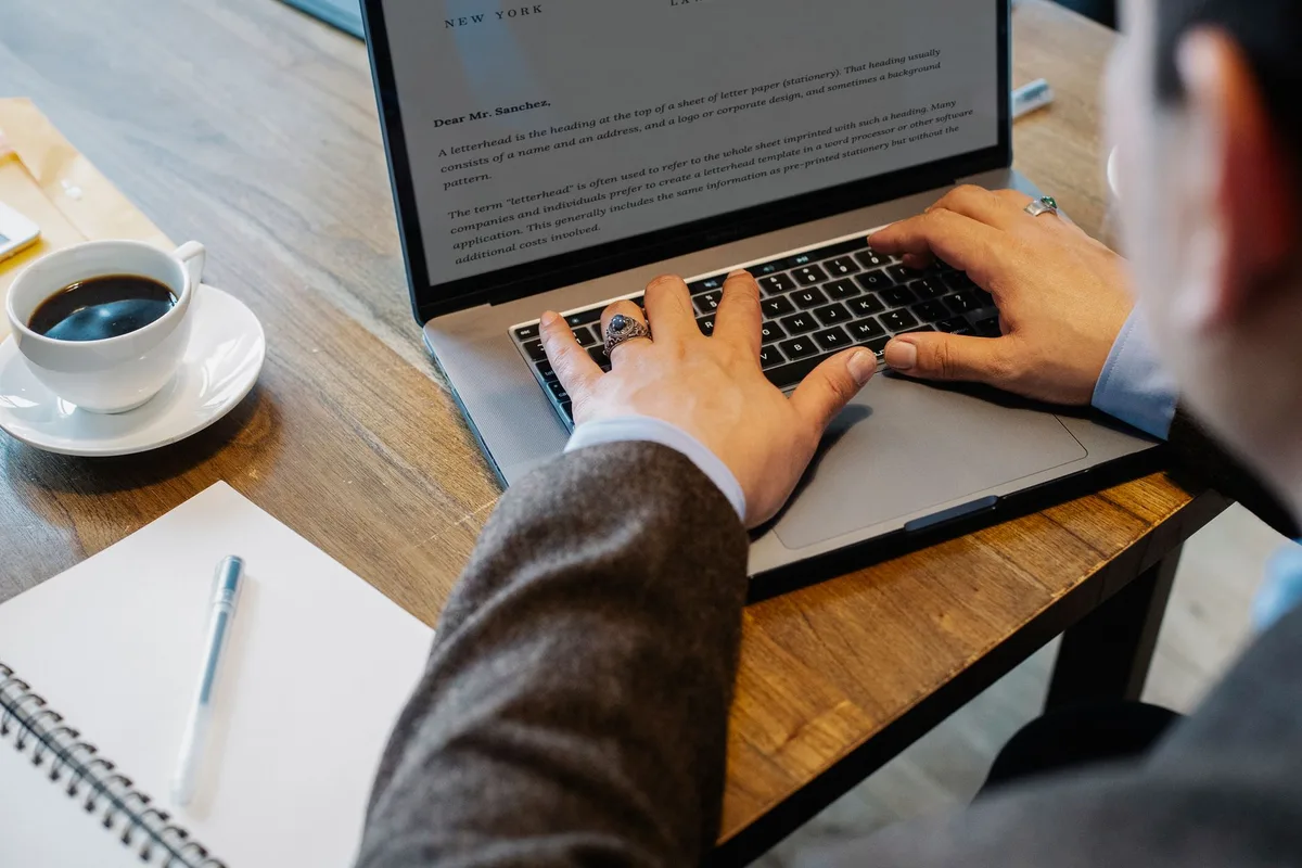How to Become a Freelance Ghostwriter in 2026
