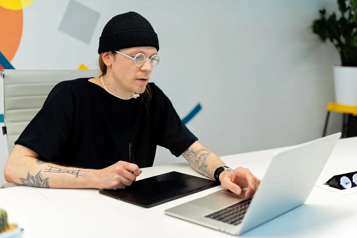 How to Become a Freelance Graphic Designer in 2026