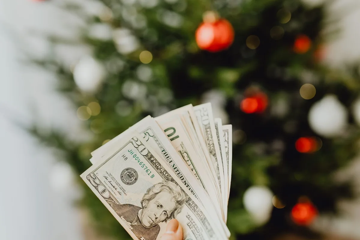 How to Save Money on Holiday and Christmas Gifts