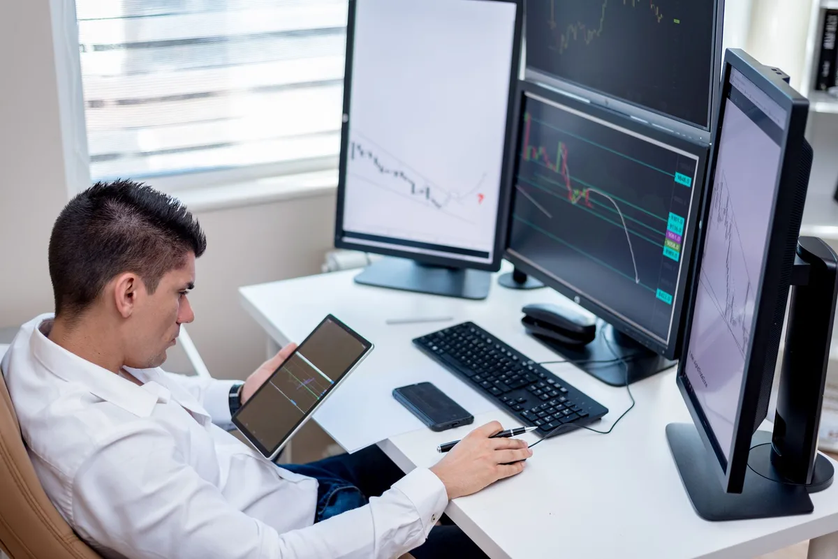 What Is a Collar Options Strategy? Full Guide